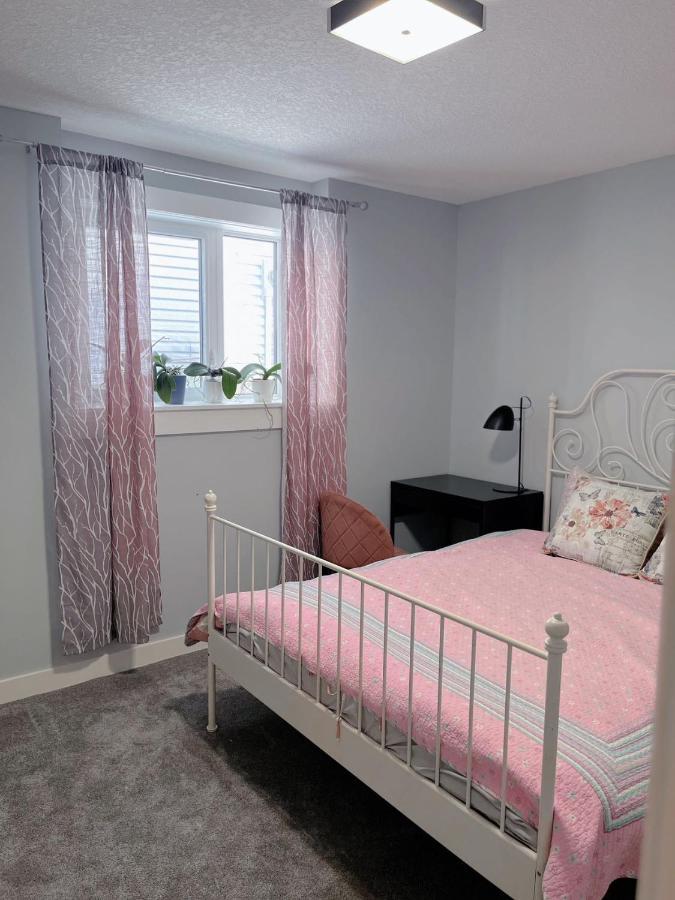 Elegant Garden Suite&2Mins Bus Station Close Lrt& Free Parking YYC Exteriör bild