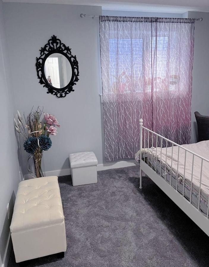 Elegant Garden Suite&2Mins Bus Station Close Lrt& Free Parking YYC Exteriör bild