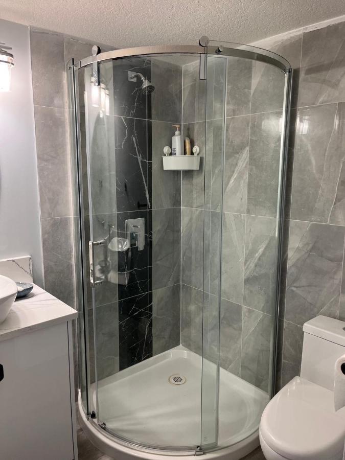 Elegant Garden Suite&2Mins Bus Station Close Lrt& Free Parking YYC Exteriör bild