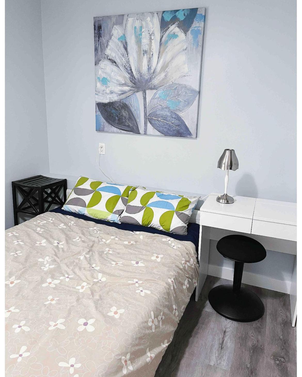 Elegant Garden Suite&2Mins Bus Station Close Lrt& Free Parking YYC Rum bild