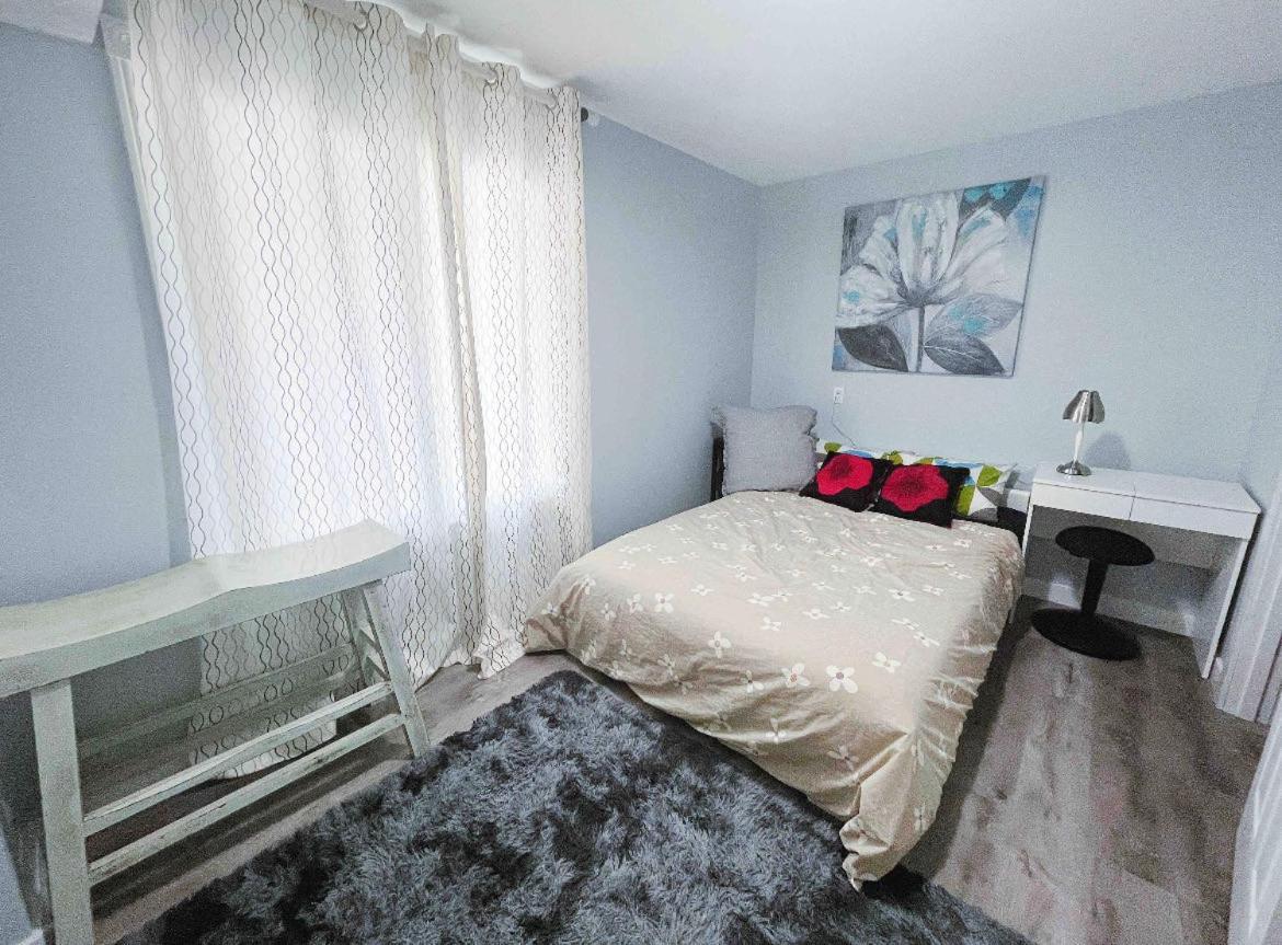 Elegant Garden Suite&2Mins Bus Station Close Lrt& Free Parking YYC Rum bild